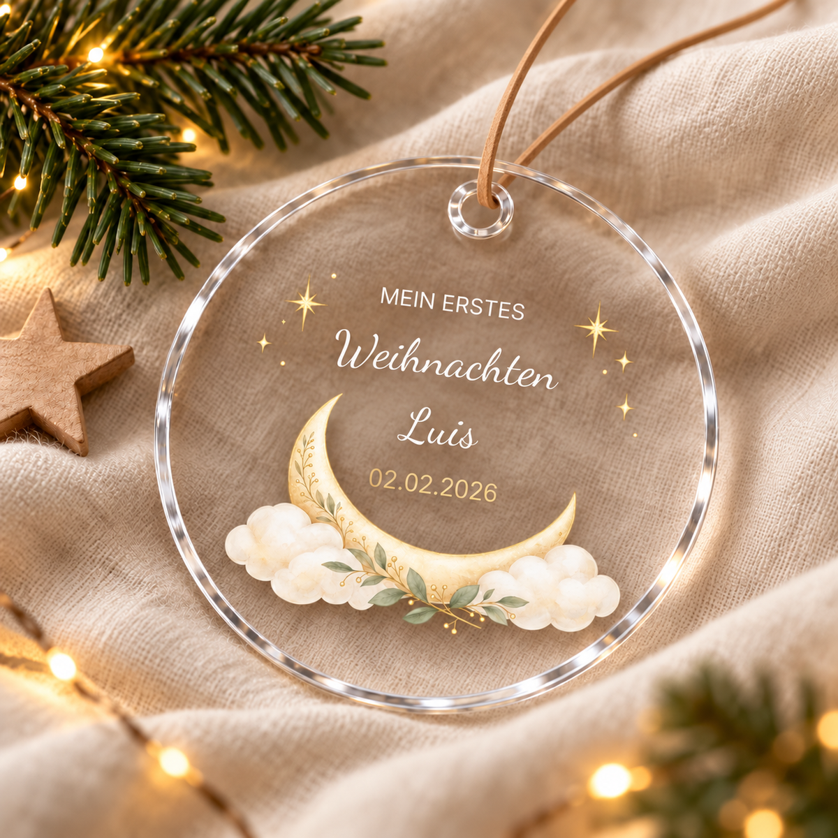 Personalisierter Baby-Christbaumschmuck aus Acrylglas auf warmem Leinentuch