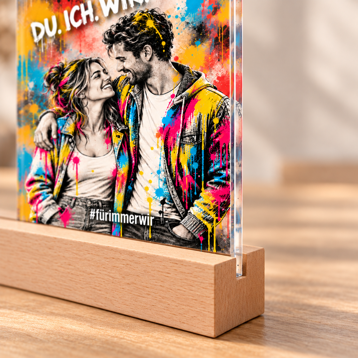 Nahaufnahme des 4-mm-Acrylglases in der passgenauen durchgehenden Nut des Buchenholzständers