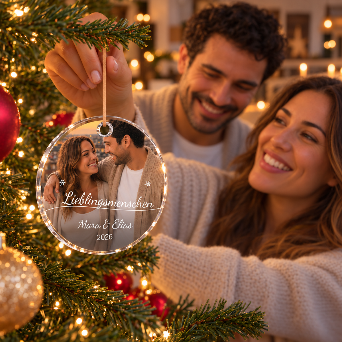 Paar hängt personalisierten Foto-Weihnachtsanhänger an den Christbaum