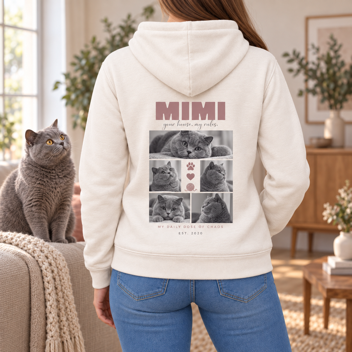 Personalisierter Haustier Hoodie für Damen mit fünf Katzenfotos – Lifestyle Rückenansicht