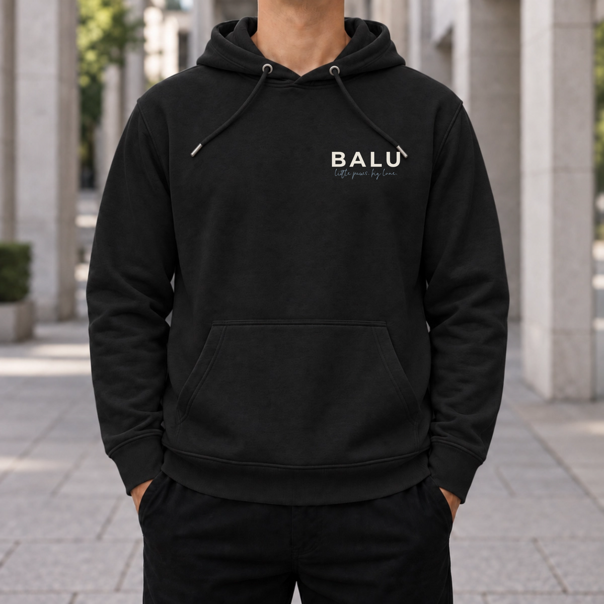Personalisierter Haustier Hoodie Schwarz – kleiner Frontprint mit Name