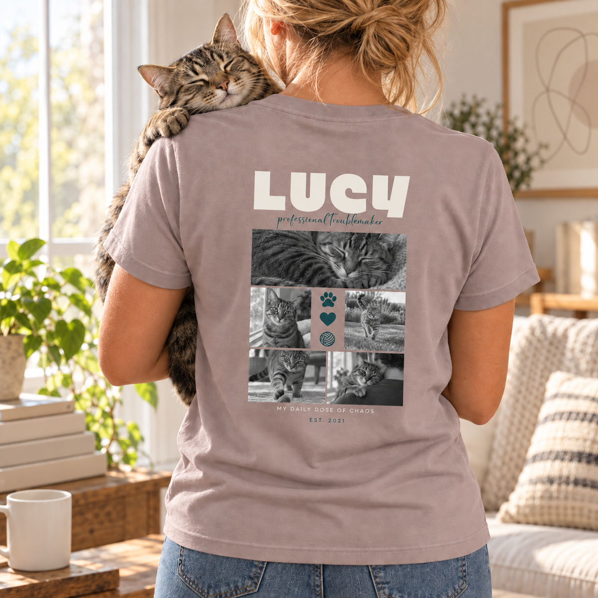 Personalisiertes Haustier T-Shirt für Damen mit fünf Katzenfotos – Lifestyle Rückenansicht