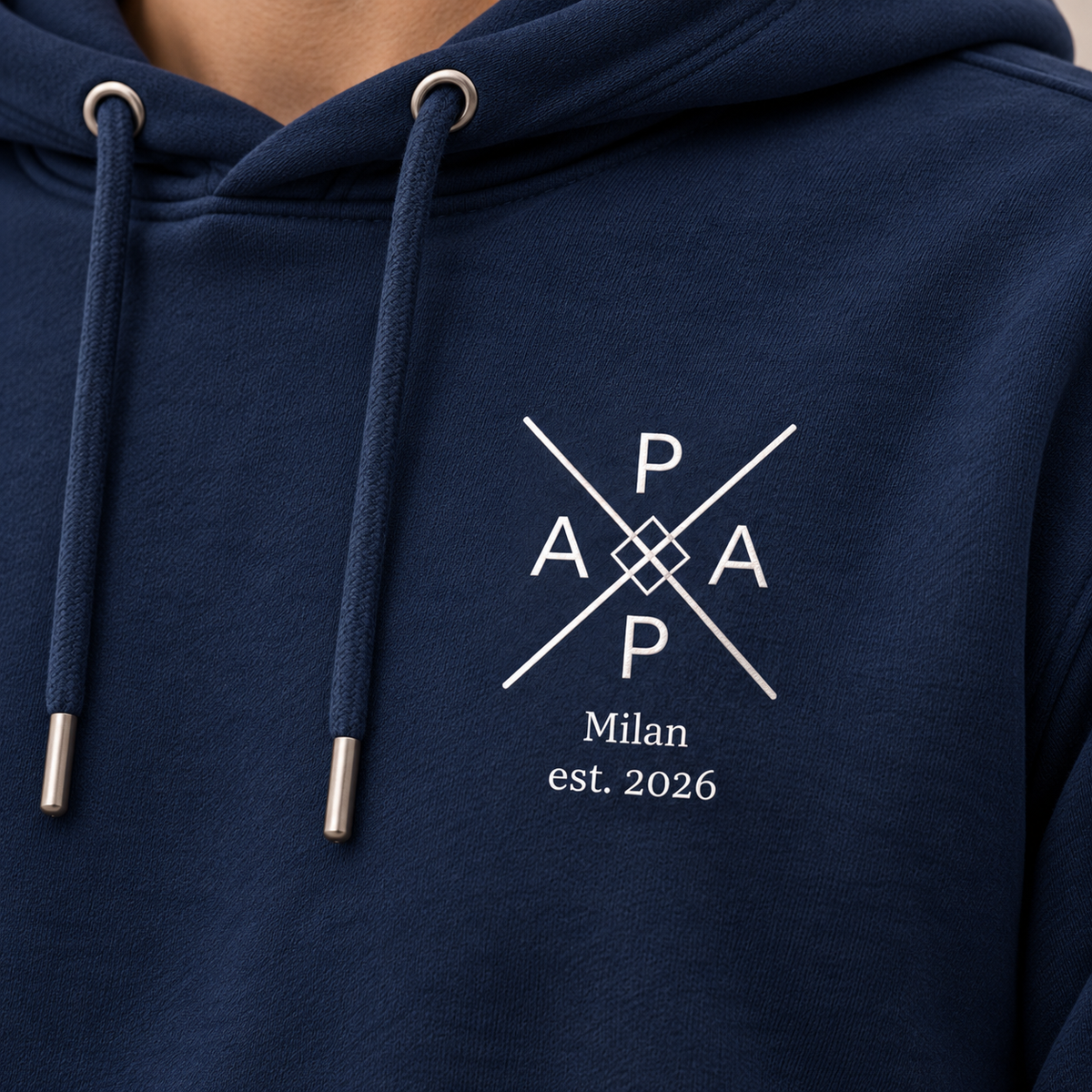 Personalisierter Papa Hoodie – Detailansicht von Name und Jahreszahl