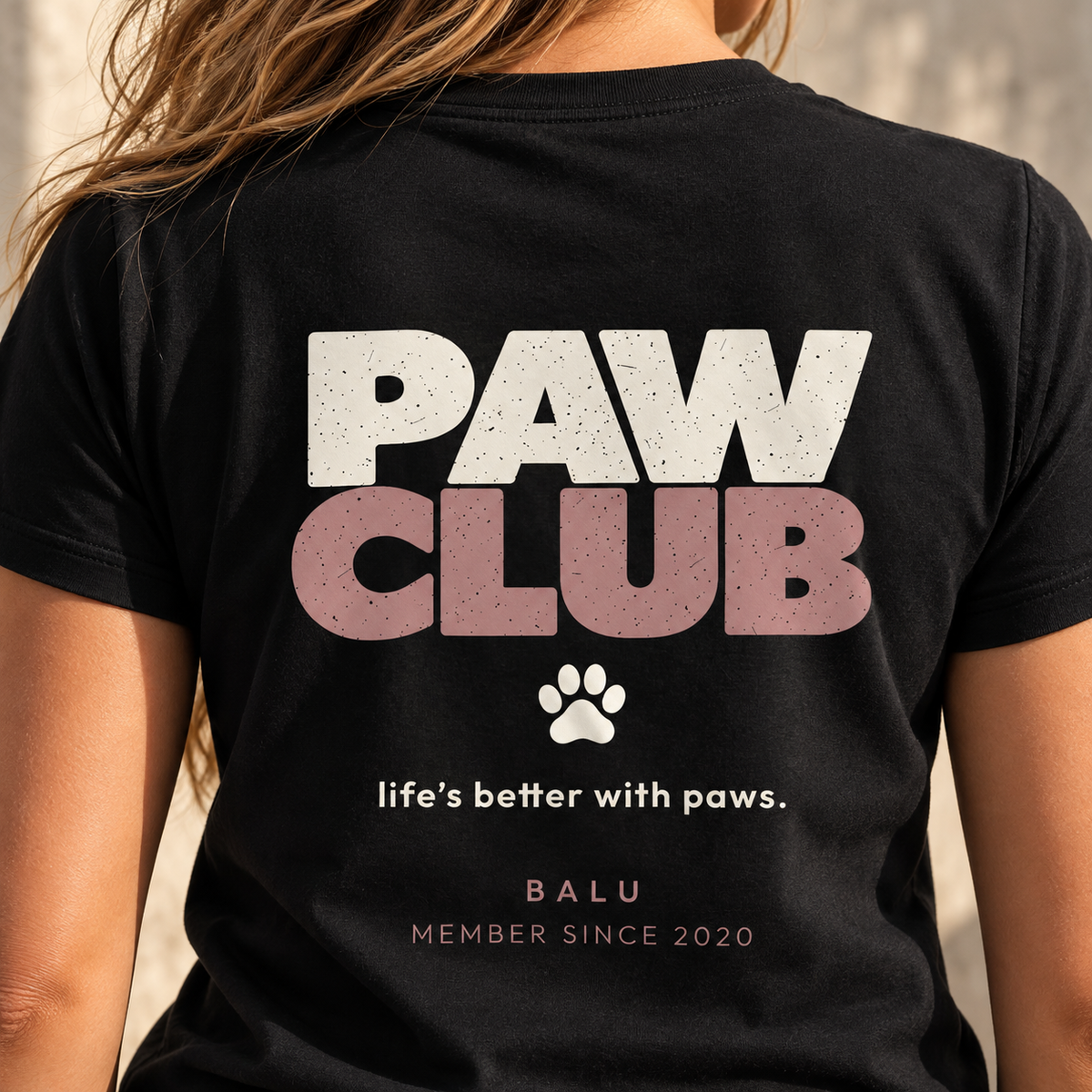 Detail des personalisierten PAW CLUB Rückenprints auf schwarzem Damen T-Shirt