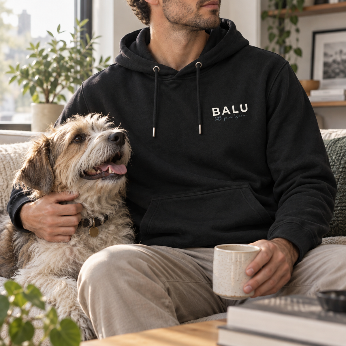 Personalisierter Haustier Hoodie – kleiner Frontprint mit Hundename Balu