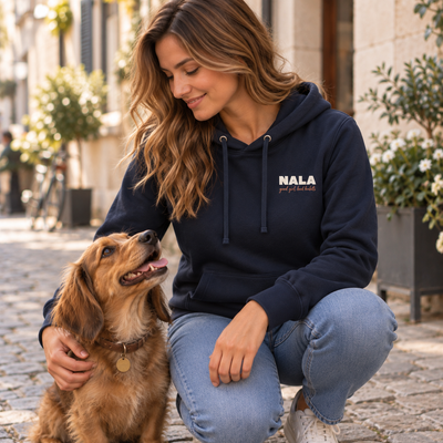 Personalisierter Haustier Hoodie für Damen mit Hund – Lifestyle Frontansicht