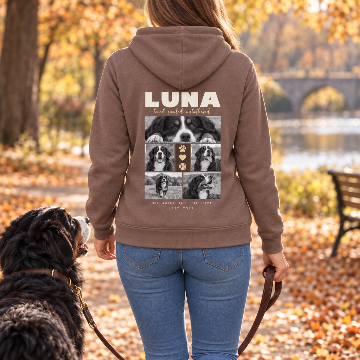 Personalisierter Haustier Hoodie für Damen mit fünf Hundefotos – Lifestyle Rückenansicht