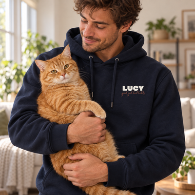 Personalisierter Haustier Hoodie mit Katzenname – Lifestyle Frontansicht