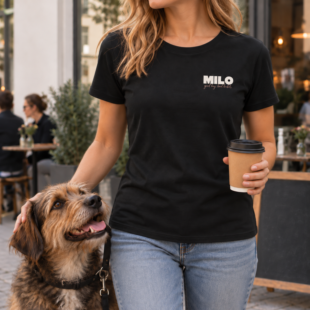 Personalisiertes Haustier T-Shirt für Damen mit Name und Hund – Lifestyle Frontansicht