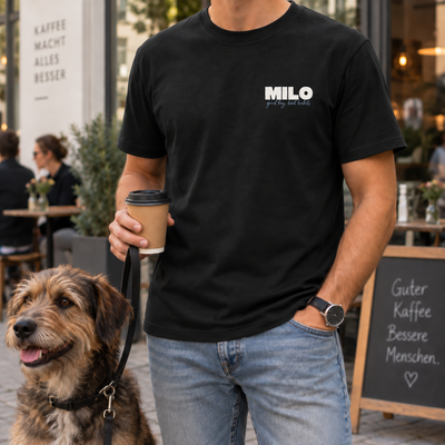 Personalisiertes Haustier T-Shirt mit Name und Hund – Lifestyle Frontansicht