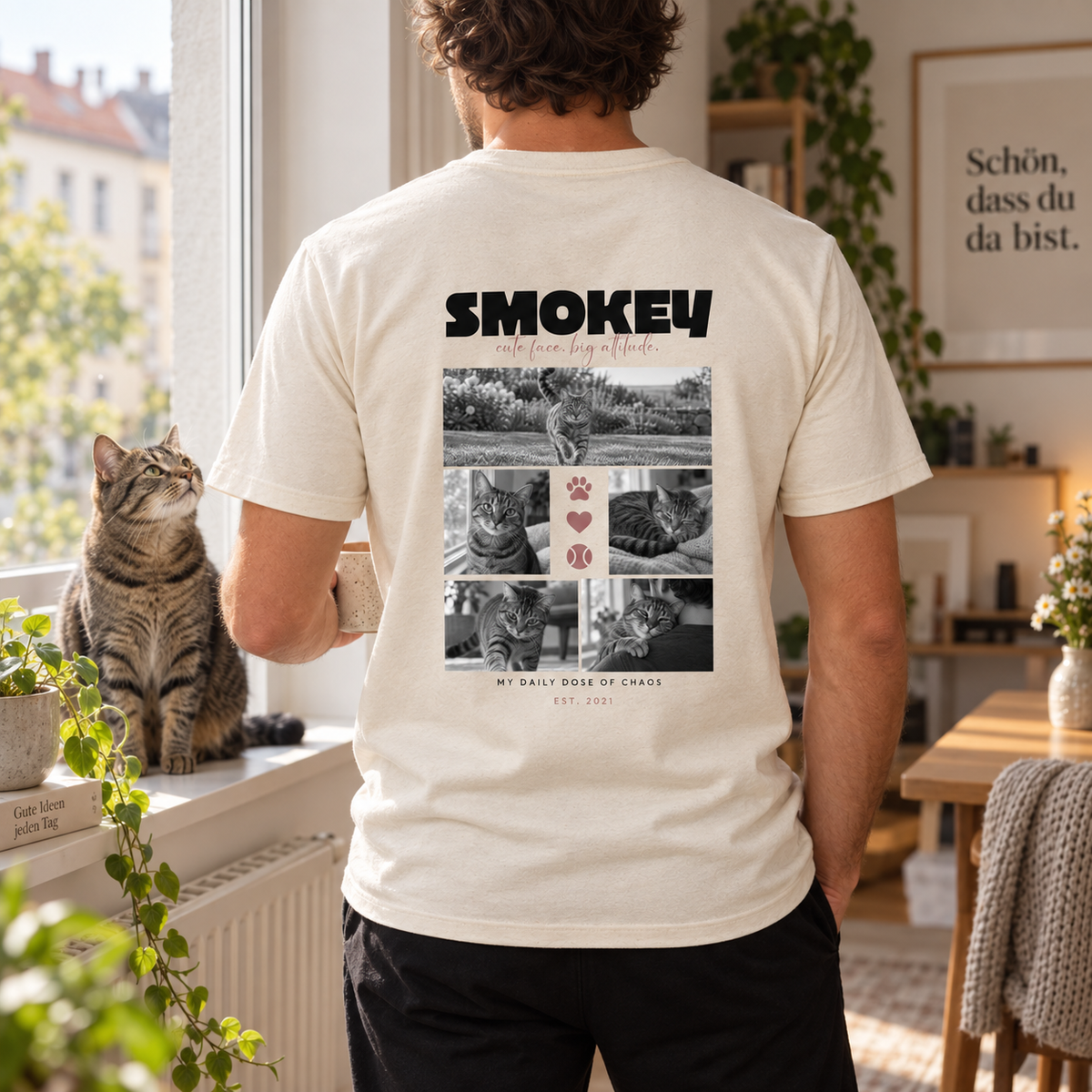 Personalisiertes Haustier T-Shirt mit fünf Katzenfotos – Lifestyle Rückenansicht