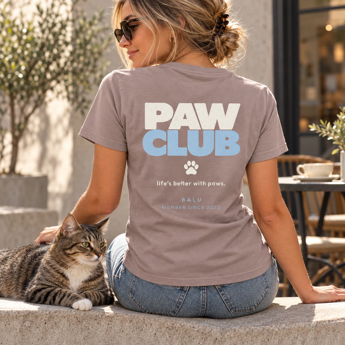 Personalisiertes PAW CLUB Damen T-Shirt in Rosé-Taupe – Lifestyle mit Katze