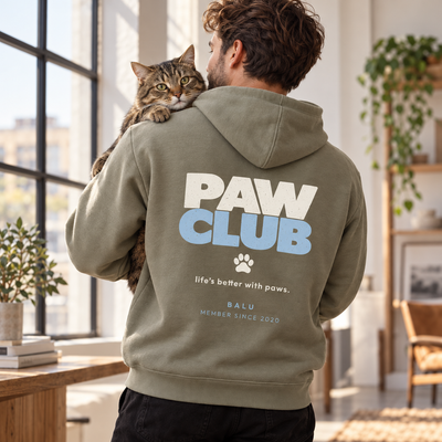 Personalisierter PAW CLUB Herren Hoodie in Khaki – Lifestyle mit Katze