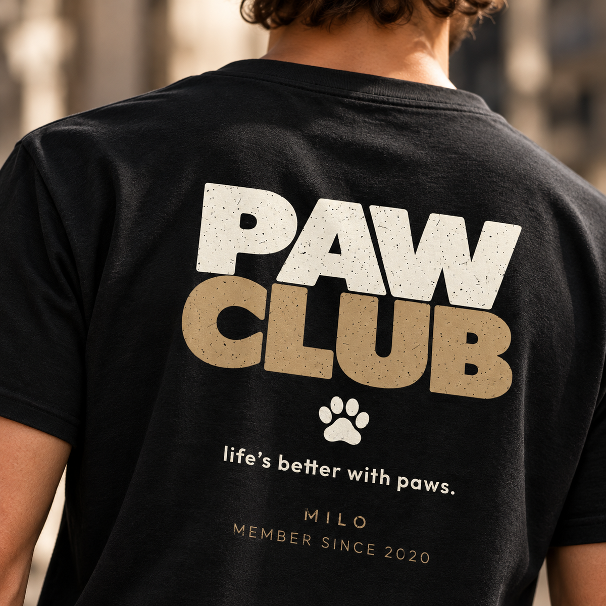 Detail des personalisierten PAW CLUB Rückenprints auf schwarzem T-Shirt