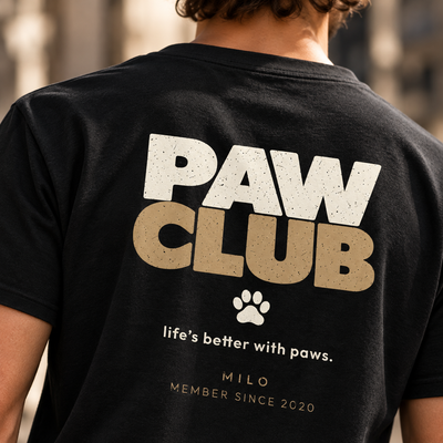 Detail des personalisierten PAW CLUB Rückenprints auf schwarzem T-Shirt