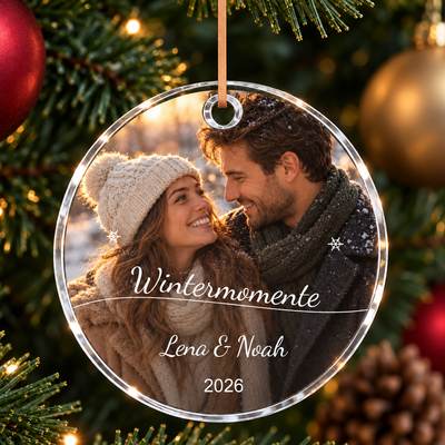 Personalisierter Foto-Christbaumschmuck mit Überschrift, Namen und Jahreszahl in weißer Schrift