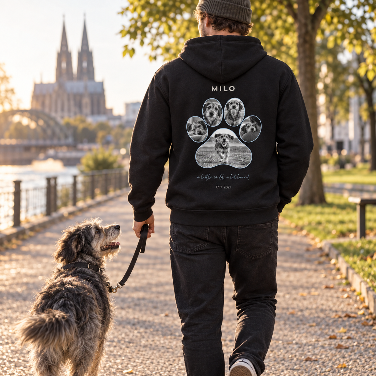 Personalisierter Haustier Hoodie mit Fotopfote – Mann mit Hund im Park