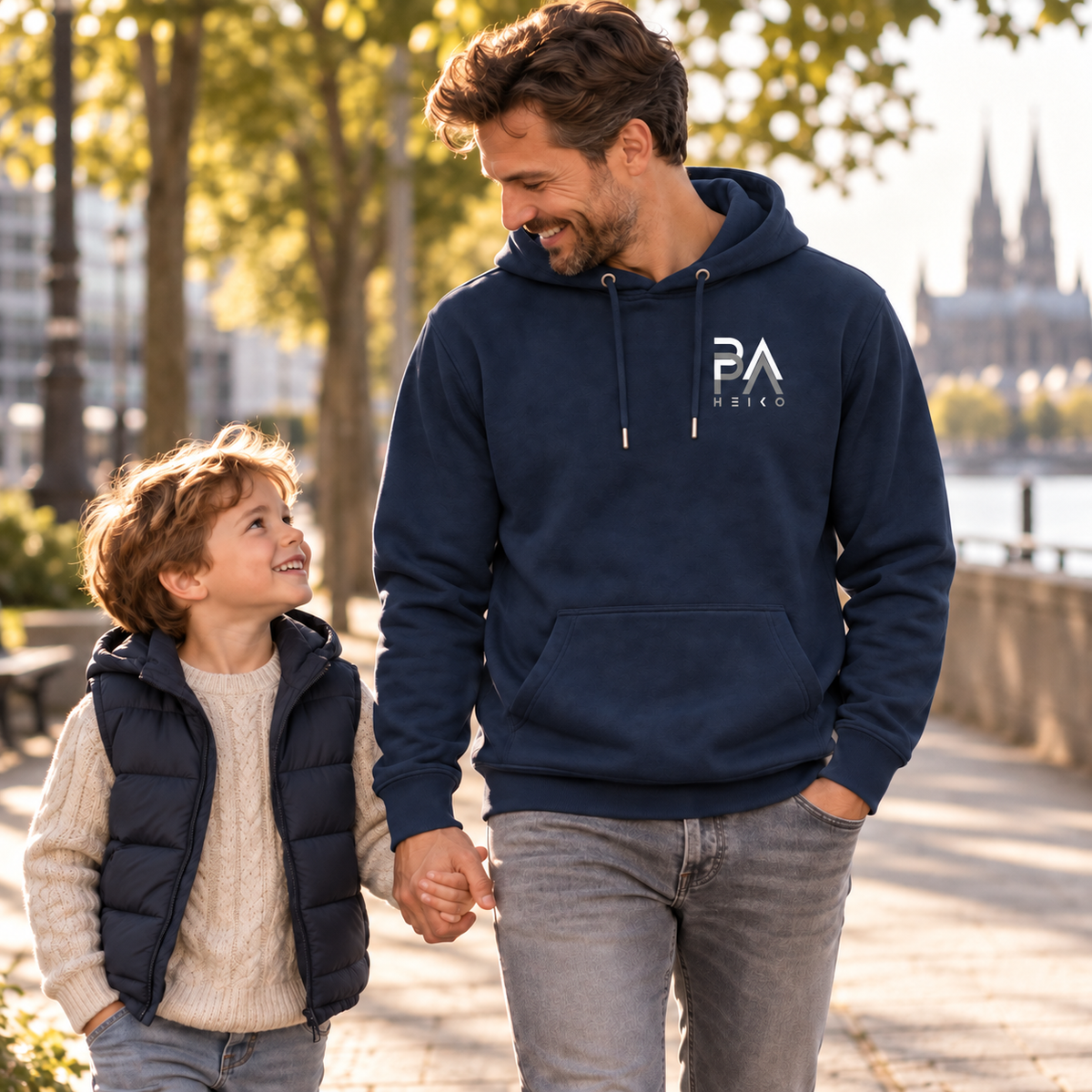 Personalisierter Papa Hoodie im PA PA Design mit Name Heiko – Vater mit Sohn